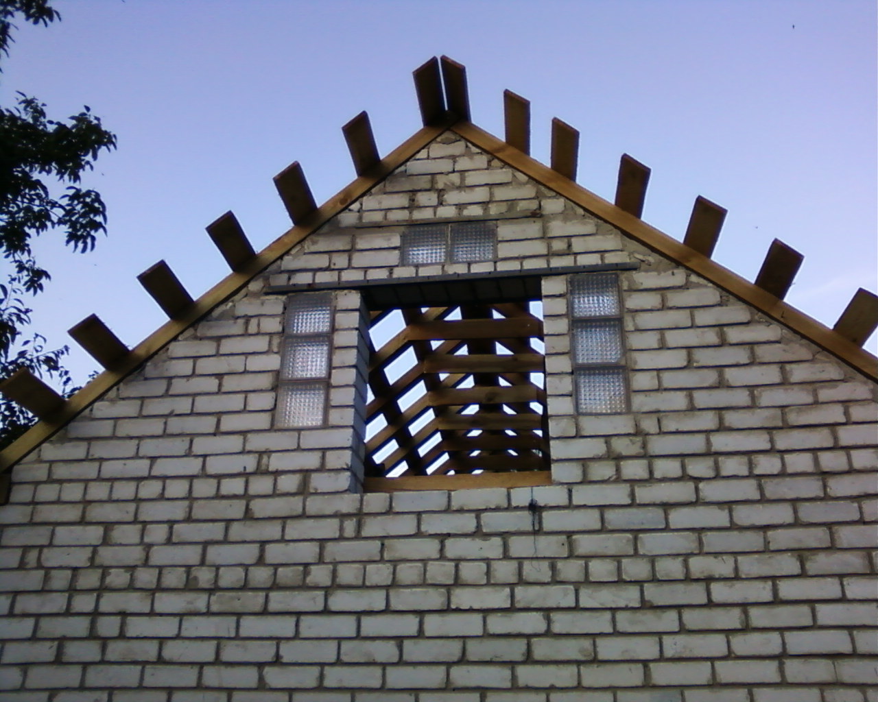 Фронтон из кирпича: кладка, как укрепить, деревянный на кирпичном доме