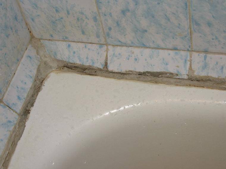 Чем заделать щели между ванной и стеной, как заделать