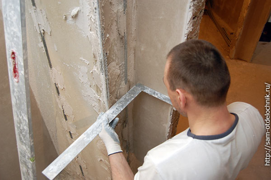 Многие владельцы квартир довольно профессионально научились подготавливать поверхности стен под оклейку и окрашивание, но, при столкновении с вопросом того, как выровнять углы стен под 90 градусов, обычно у новичков возникает ступор