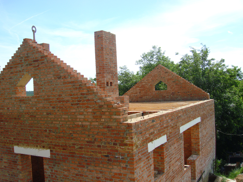 Кладка фронтона из кирпича двухскатной крыши, как укрепить