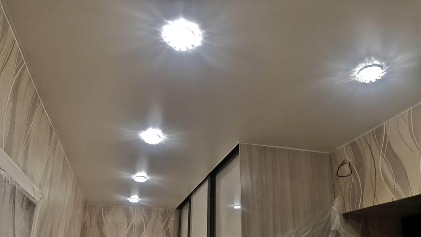 6 светильников на натяжном потолке фото