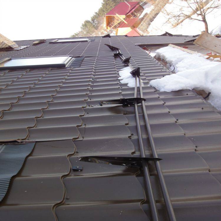 Снегозадержатели на крышу: как правильно устанавливать, функции снегоуловителя на кровле