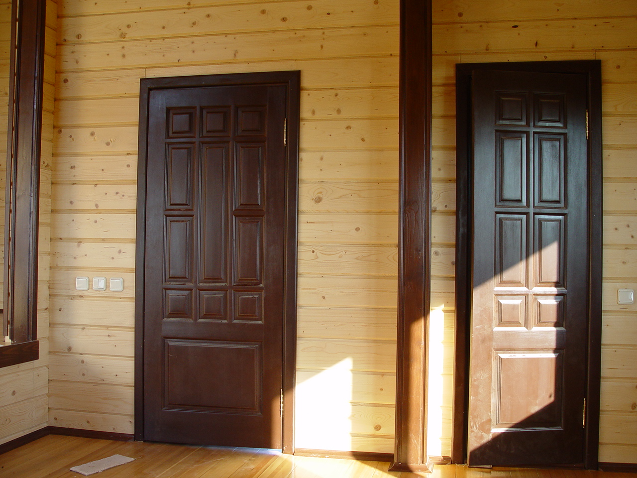 Железная дверь в деревянном доме. Двери в деревянном доме. Дверь входная деревянная. Межкомнатные двери в деревянном доме. Входная дверь в дом из бруса.