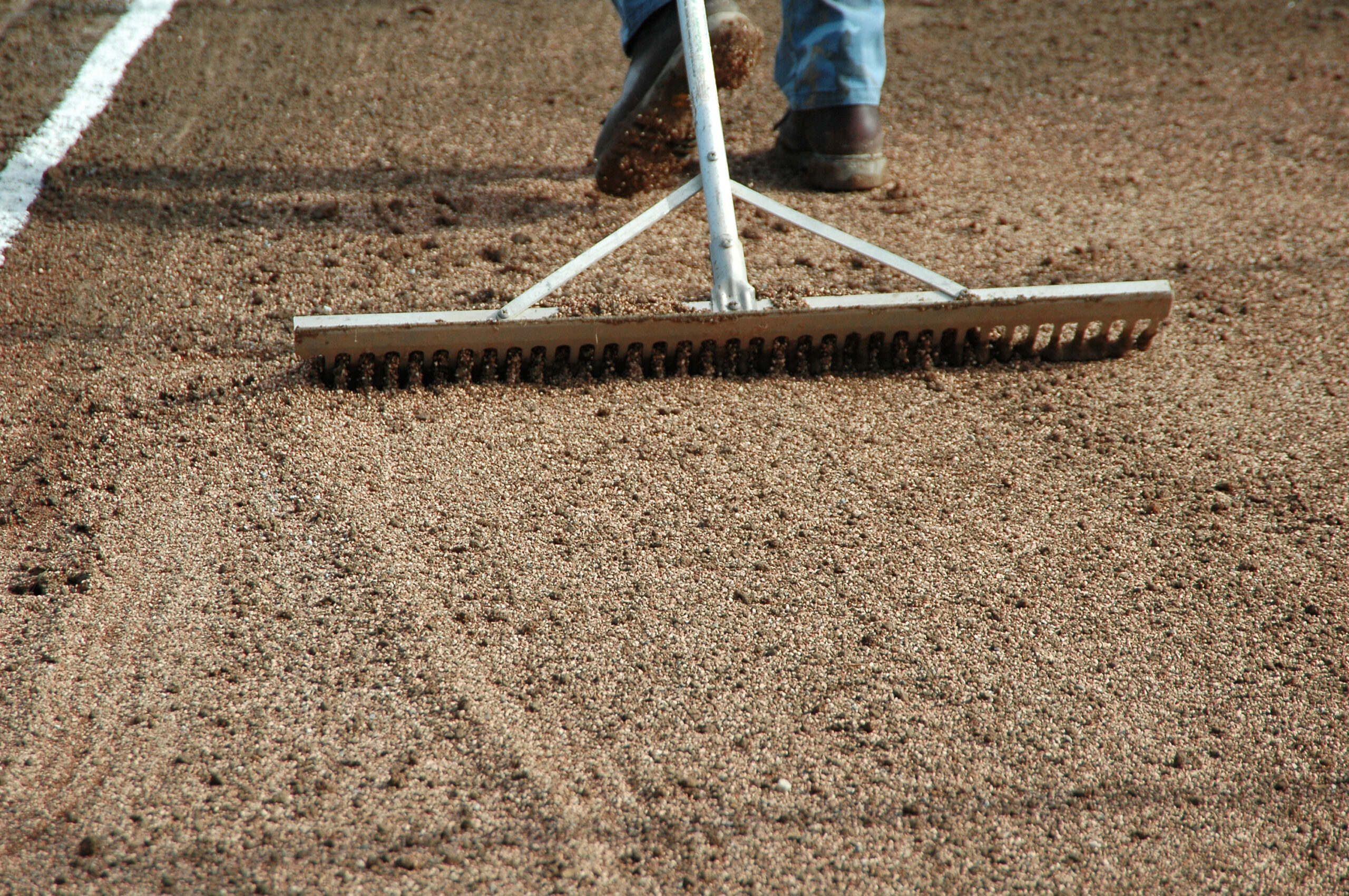 Подготовка почвы для посадки газона