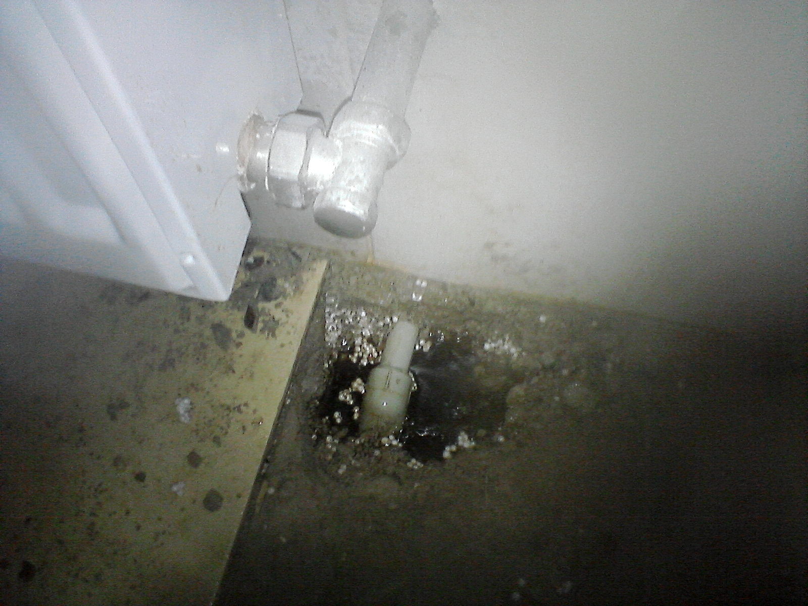 Соседская вода. Лопнула труба в ванной. Прорвало трубу в квартире. Прорвало трубу в ванной. Прорвало трубу в стене.