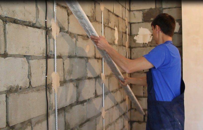 Оштукатуривание кирпичных стен: назначение и функции штукатурки
