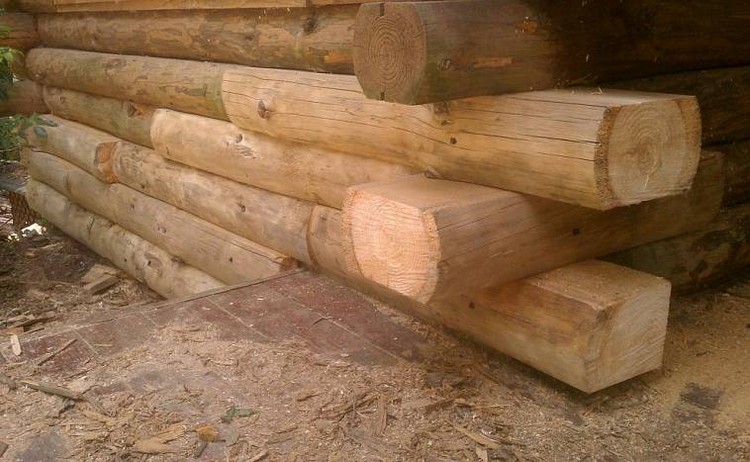 Как поменять сгнившие нижние венцы в деревянном доме?