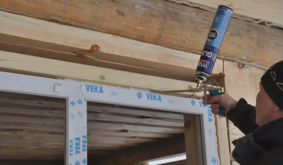 Возможна ли замена старых окон на пластиковые в деревянном доме? особенности монтажа