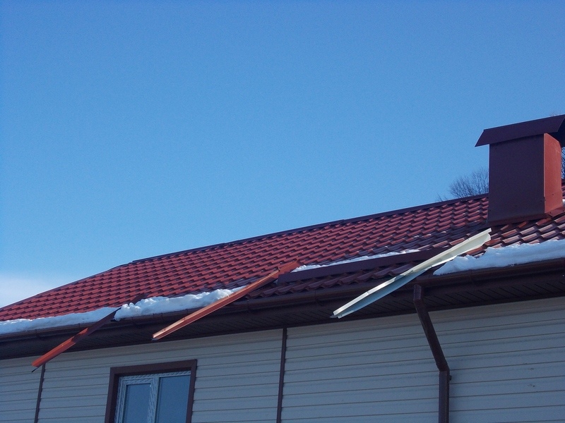 Снегозадержатели для крыши: виды и способы монтажа