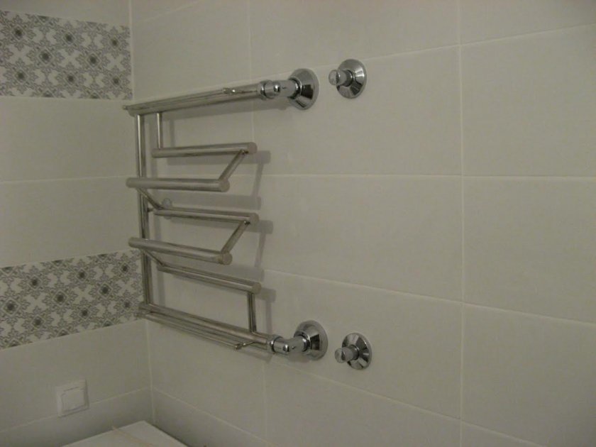 Полотенцесушитель в интерьере ванной: выбор вида, формы и варианты подключения - 15 фото