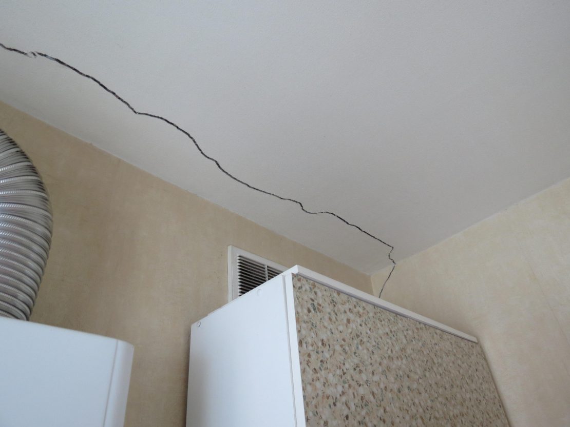 Как избавиться от трещин на потолке
