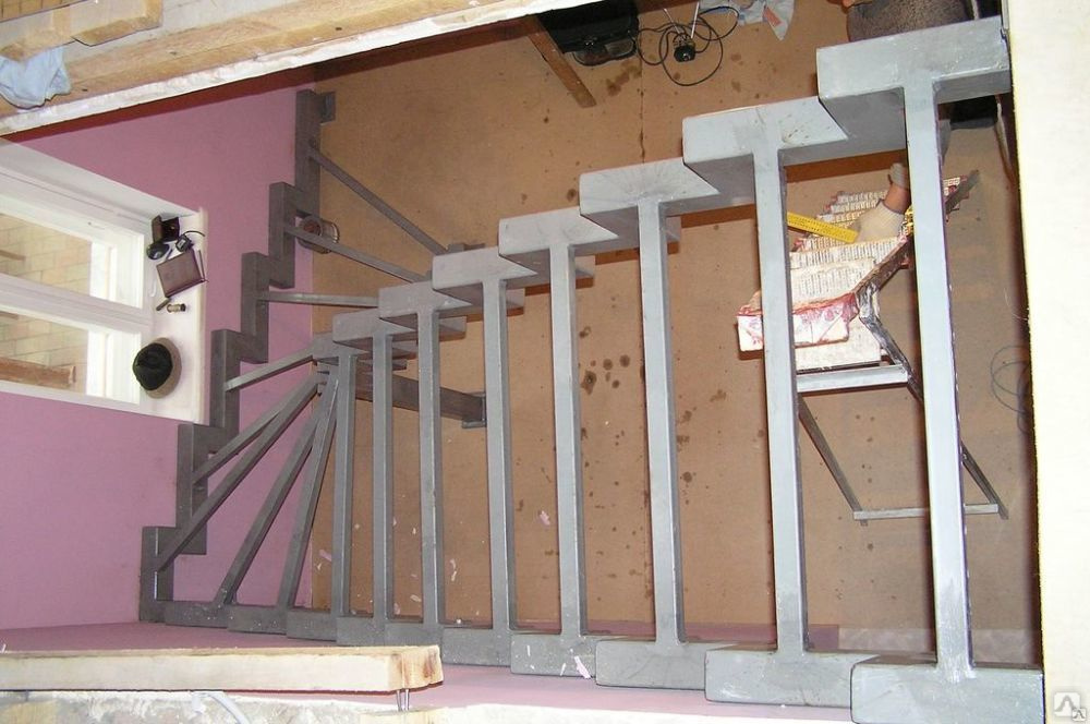 Устройство лестницы на деревянных косоурах в частном доме