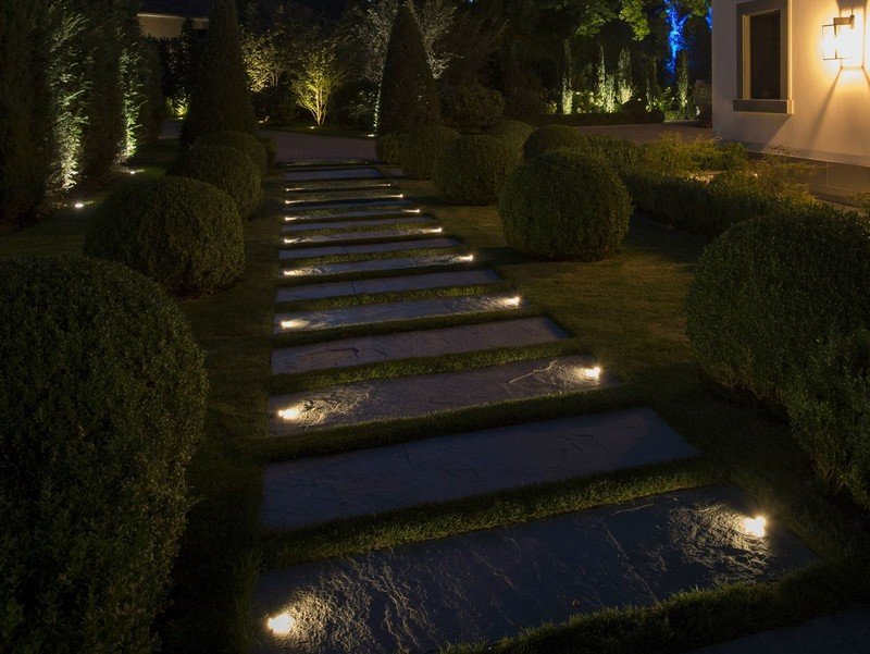 Как сделать самостоятельно светильники для садовых дорожек: варианты .