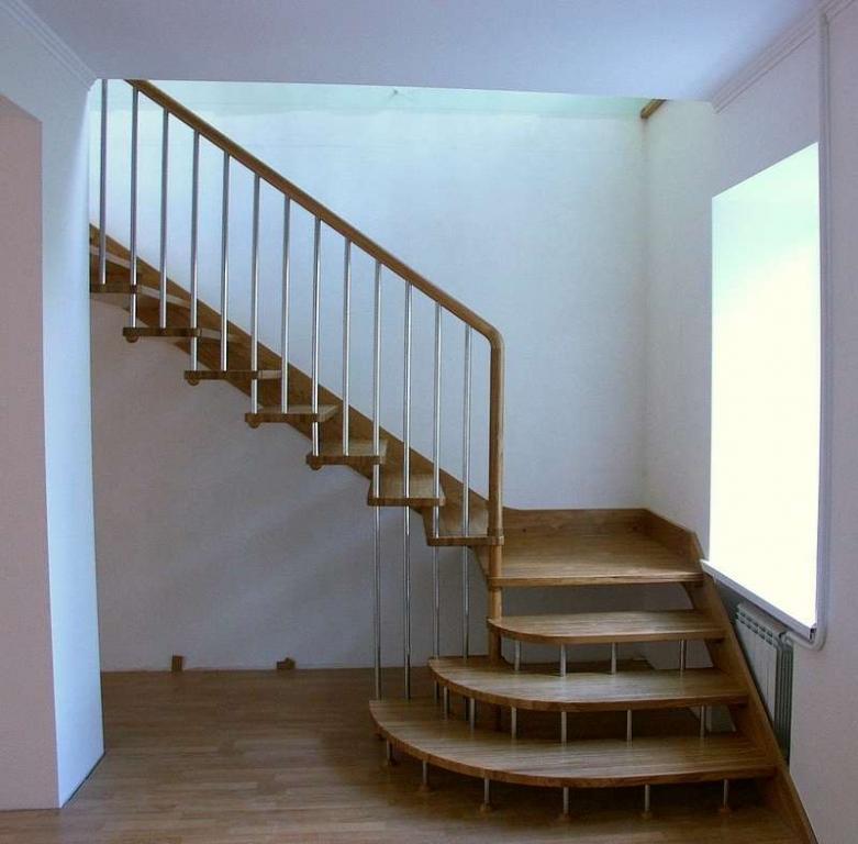 Лестница на второй этаж своими руками из дерева с поворотом на 90 - фото и примеры