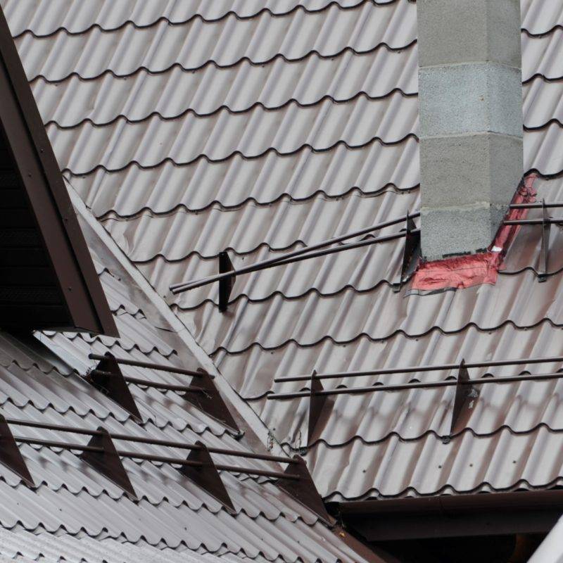 Снегозадержатели на крышу: установка, виды, для чего нужны | 5domov.ru - статьи о строительстве, ремонте, отделке домов и квартир