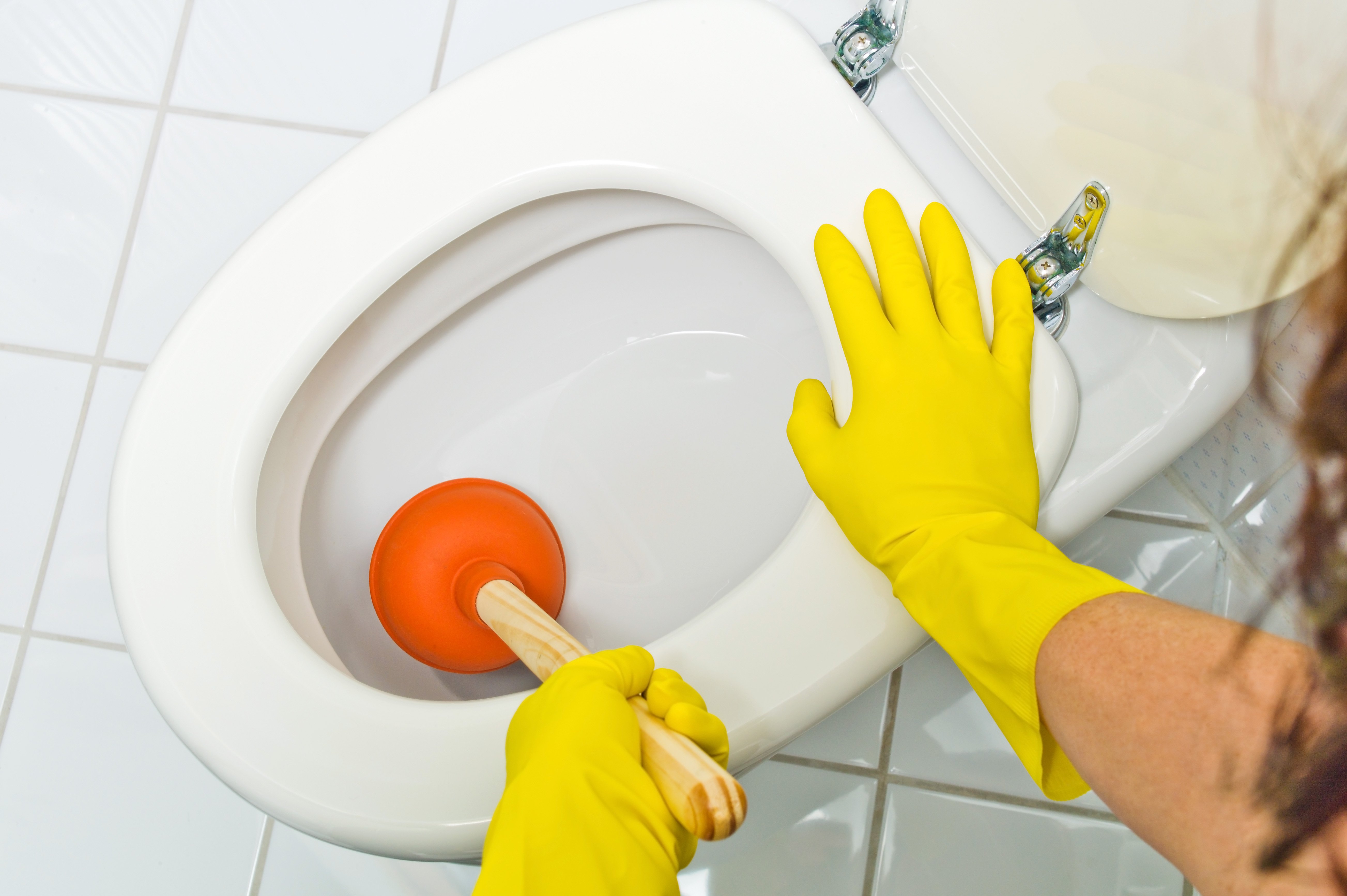 Как прочистить унитаз от засора - простые, но эффективные средства для использования в домашних условиях