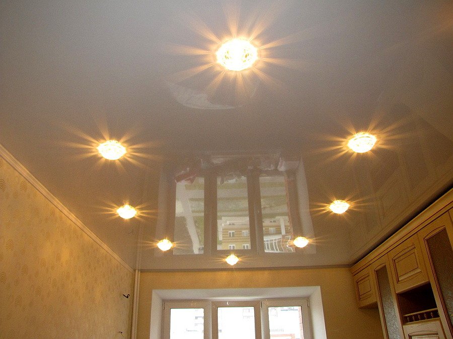 Фото точечных светильников в натяжном потолке на кухне фото