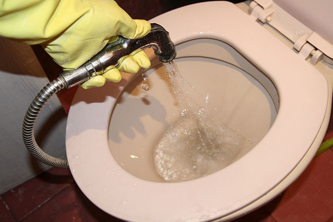 Прочистить засор в ванной в домашних условиях: содой, тросом