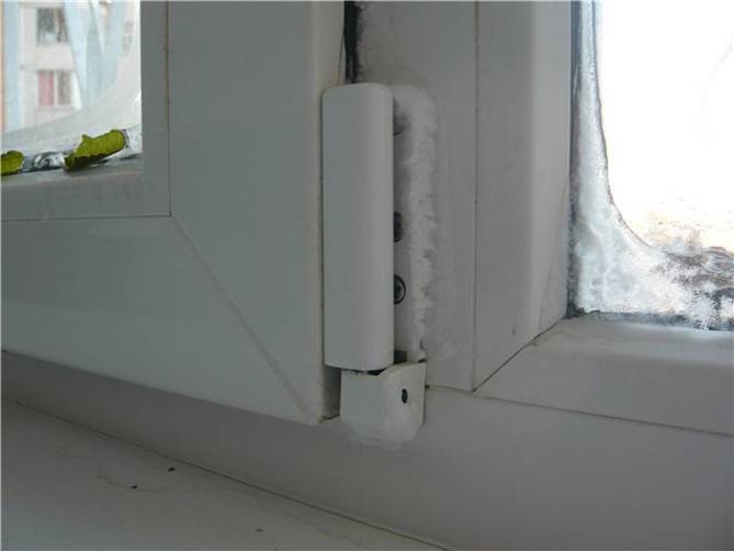 Дует из откосов пластиковых окон: почему продувает со стороны стены между проемом и рамой, как устранить проблему, что делать, если ремонтом не обойтись?