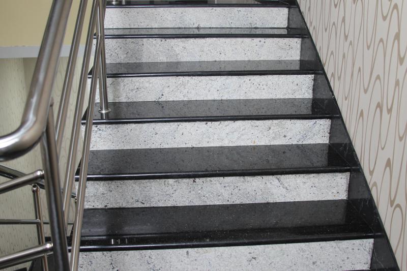 Ступени из керамогранита для лестниц: выбор и правильная укладка