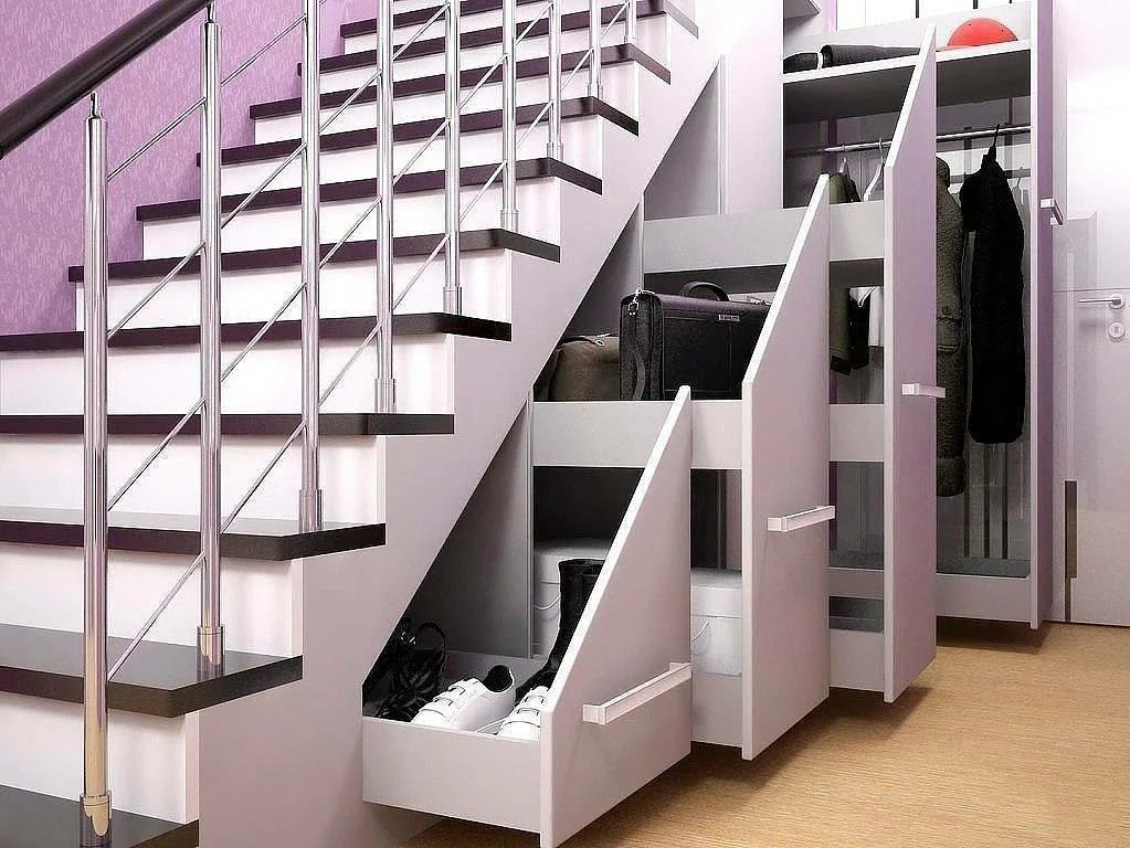 5 видов шкафов под лестницей и варианты обустройства свободного пространства