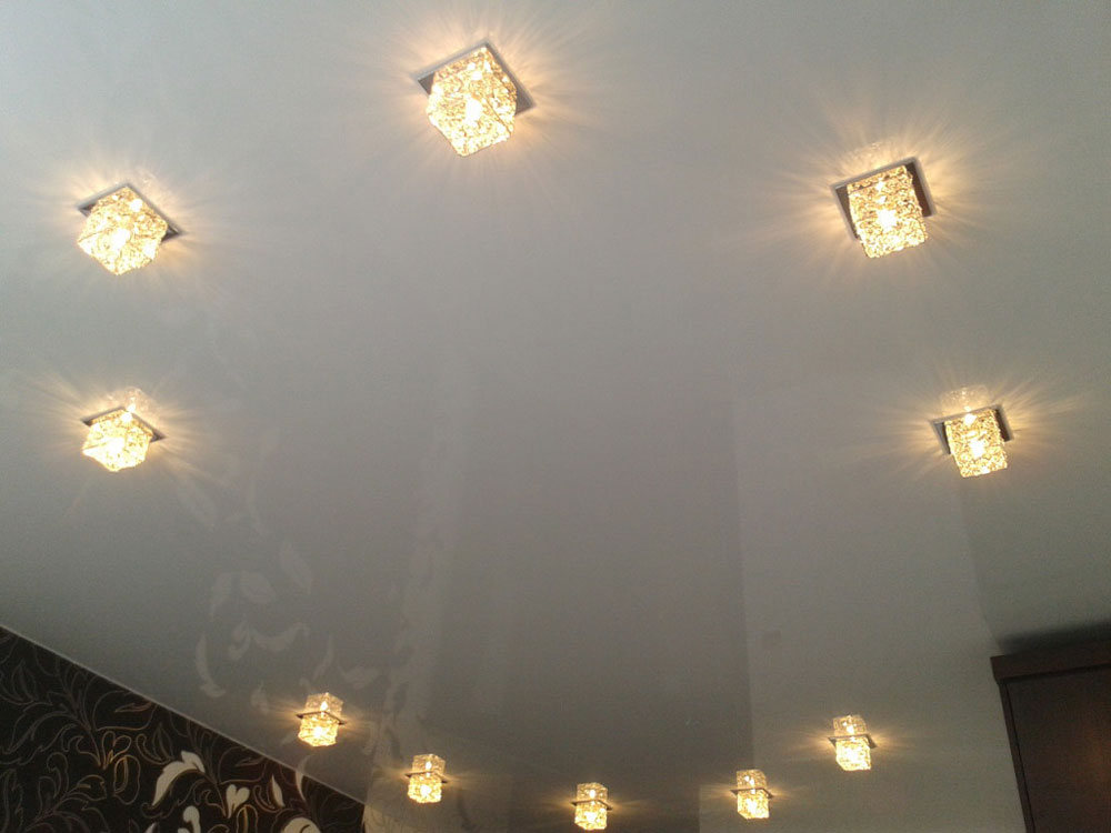 Светильники на натяжные потолки фото расположение