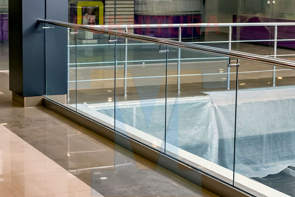 Ограждения лестниц из стекла: виды дизайна и способы крепления