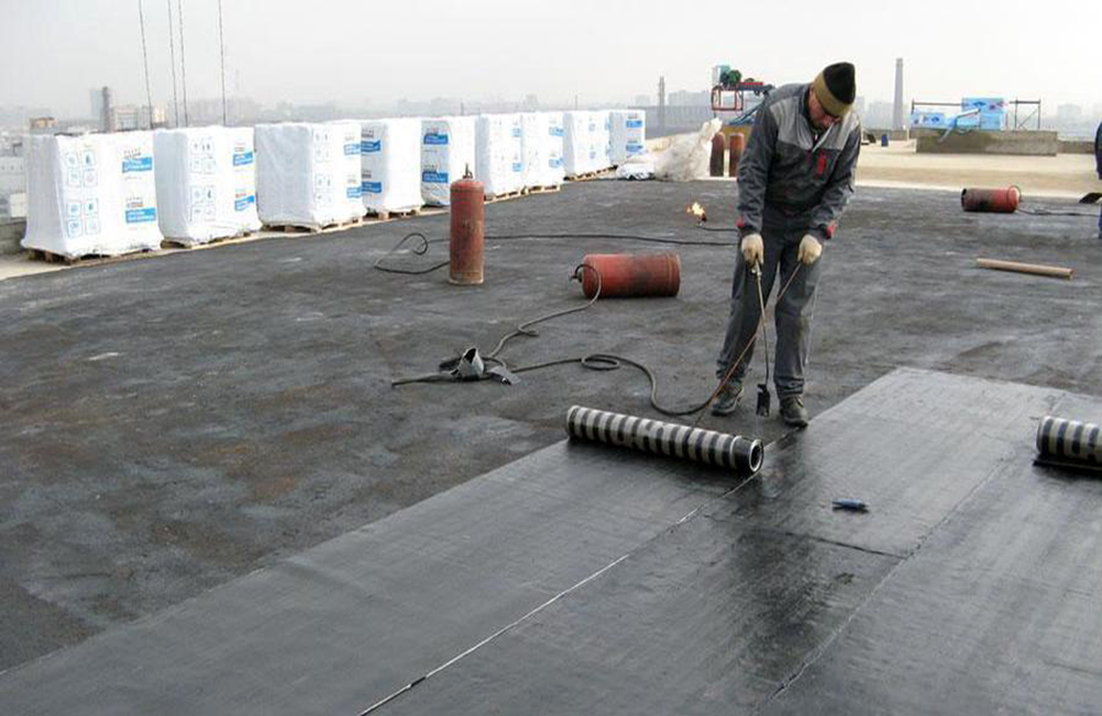 Капитальный ремонт крыши: основные этапы работ и материалы