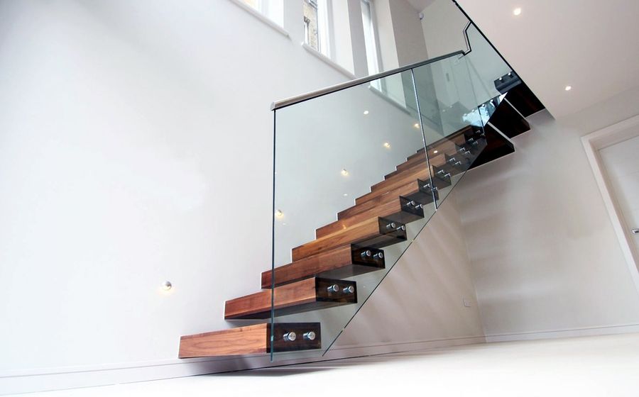 Стеклянные ограждения для лестницы - преимущества и недостатки, виды дизайна и способы установки