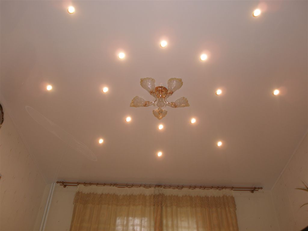 Фото точечные светильники на натяжном потолке фото