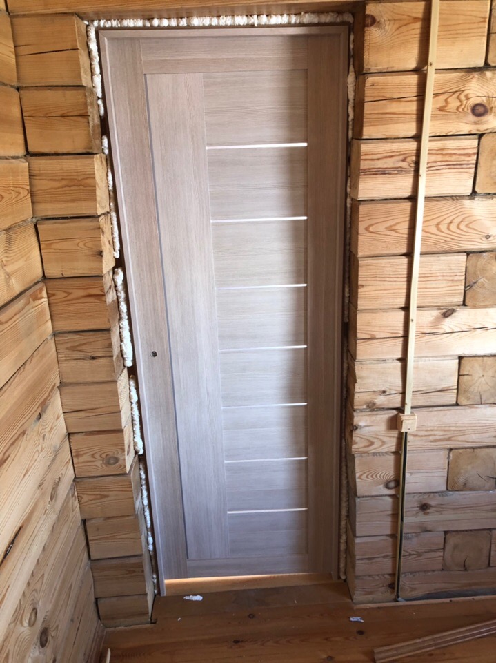 Железная дверь в деревянном доме. Дверь входная деревянная. Межкомнатные двери в деревянном доме. Каркасная деревянная дверь. Двери в бревенчатом доме.