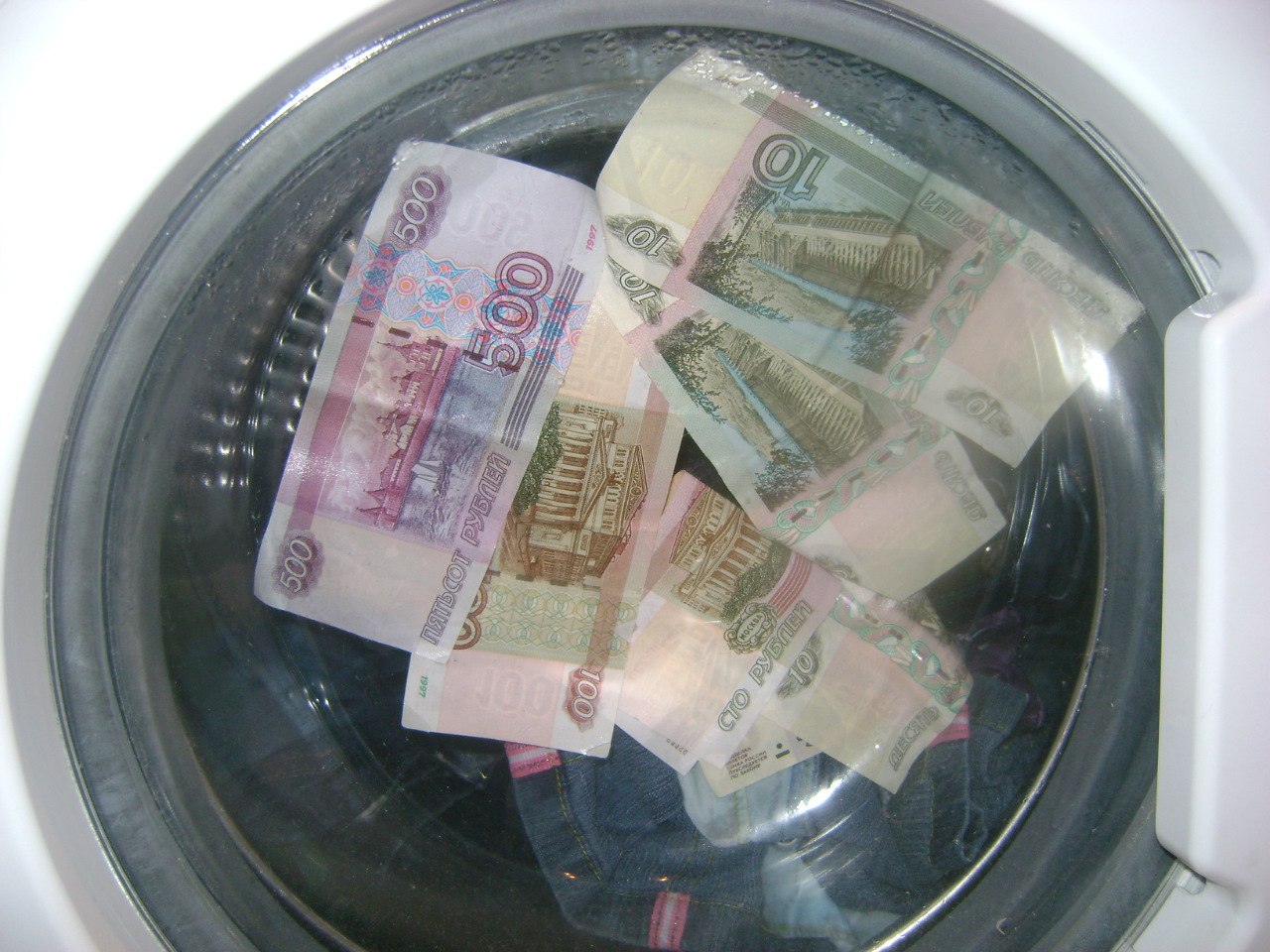 Деньги после. Постиранные деньги. Постиранная купюра. Деньги в стиральной машине. Постирала деньги в стиральной машине.