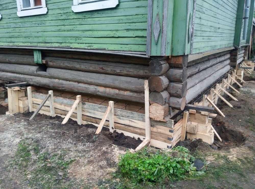 Как залить фундамент под старый деревянный дом не поднимая его?
